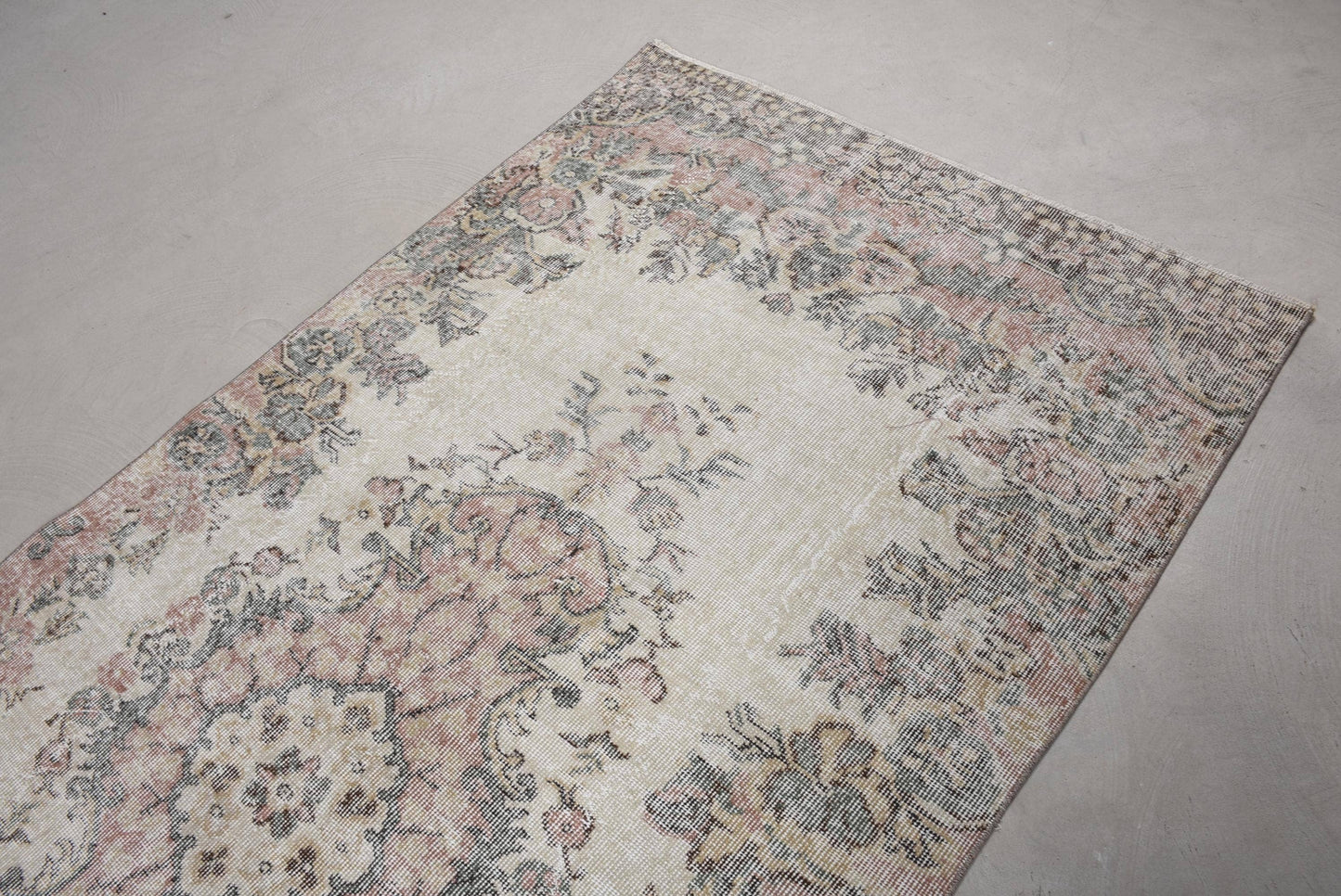 Vintage Wool Rug - Beige & Pink Traditional Design