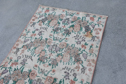 Classic Wool Rug with Geometric & Floral Patterns