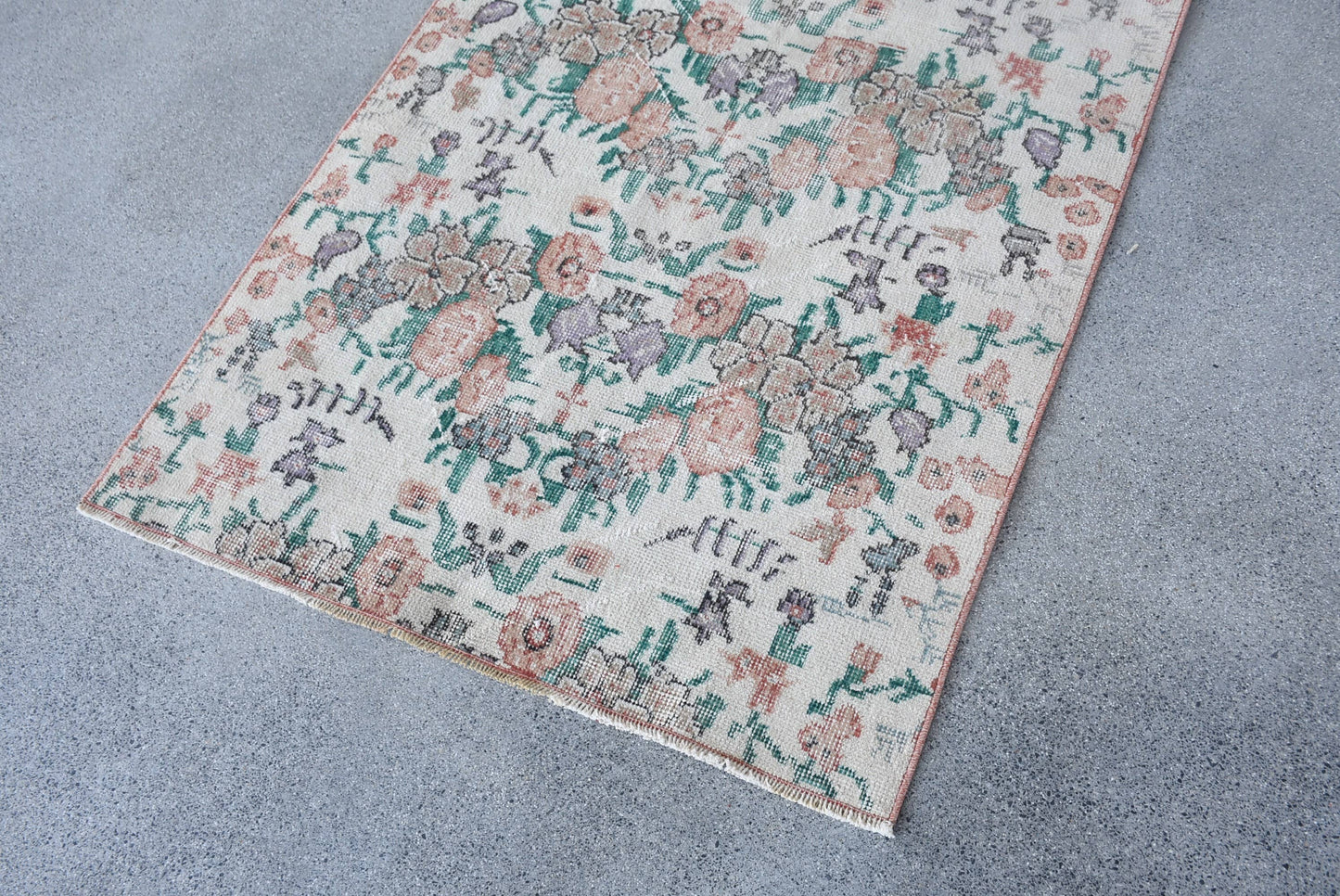 Classic Wool Rug with Geometric & Floral Patterns