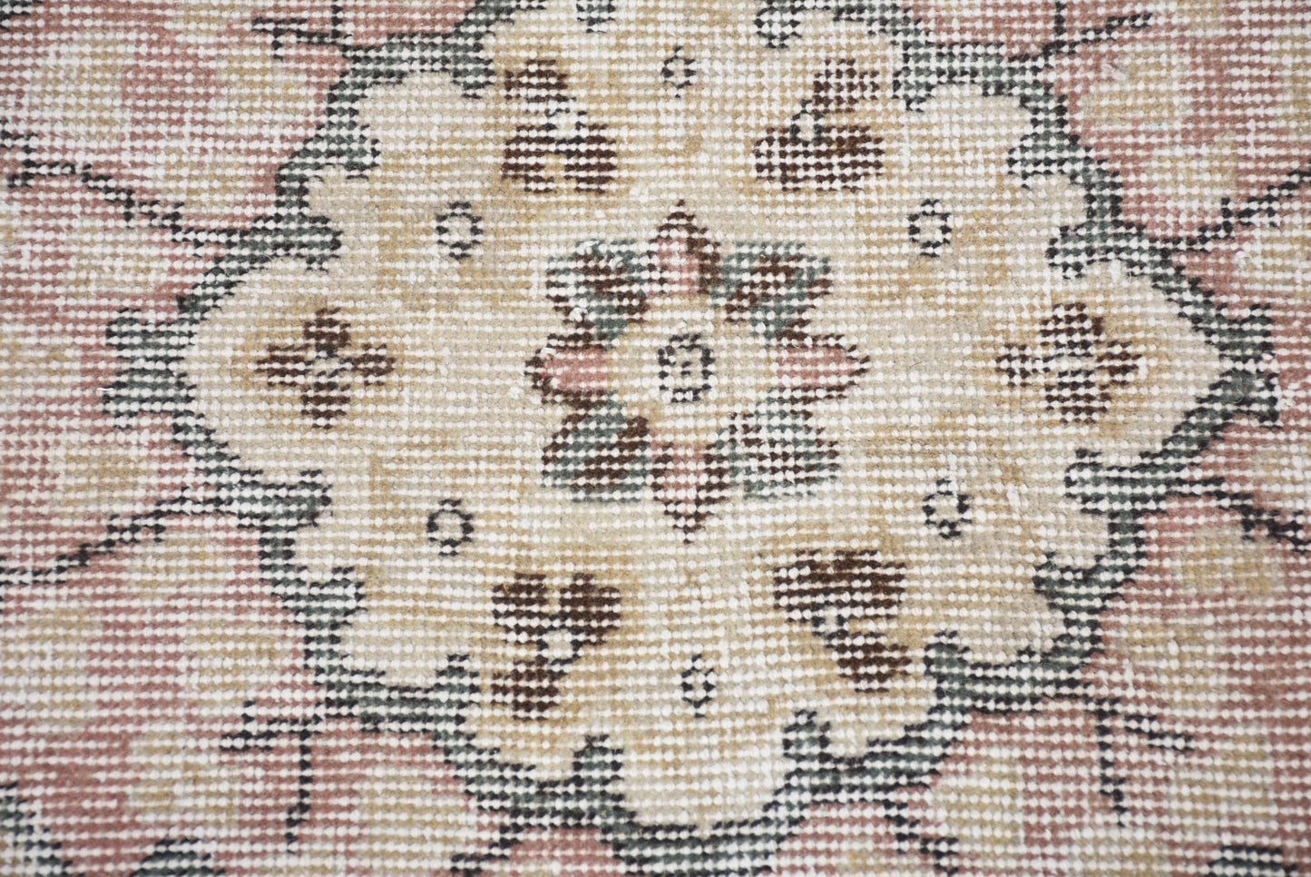 Vintage Wool Rug - Beige & Pink Traditional Design