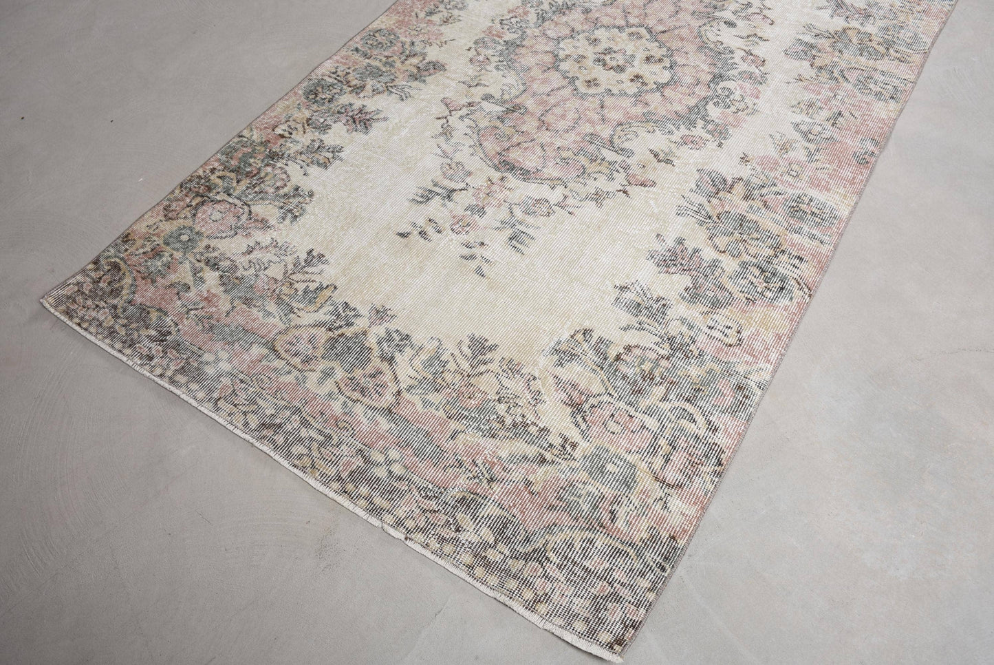 Vintage Wool Rug - Beige & Pink Traditional Design