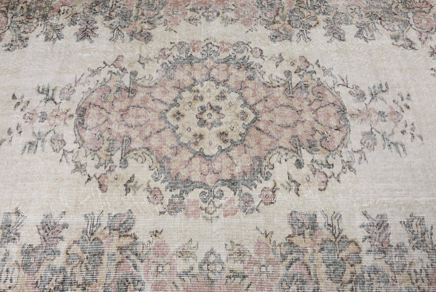Vintage Wool Rug - Beige & Pink Traditional Design