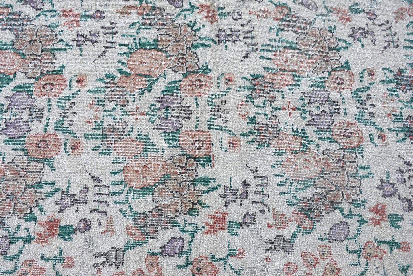 Classic Wool Rug with Geometric & Floral Patterns