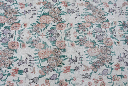 Classic Wool Rug with Geometric & Floral Patterns