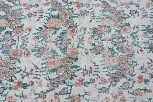 Classic Wool Rug with Geometric & Floral Patterns