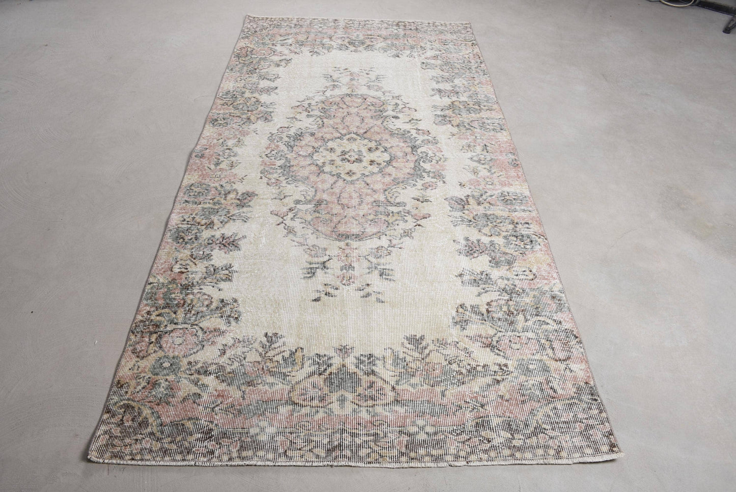 Vintage Wool Rug - Beige & Pink Traditional Design