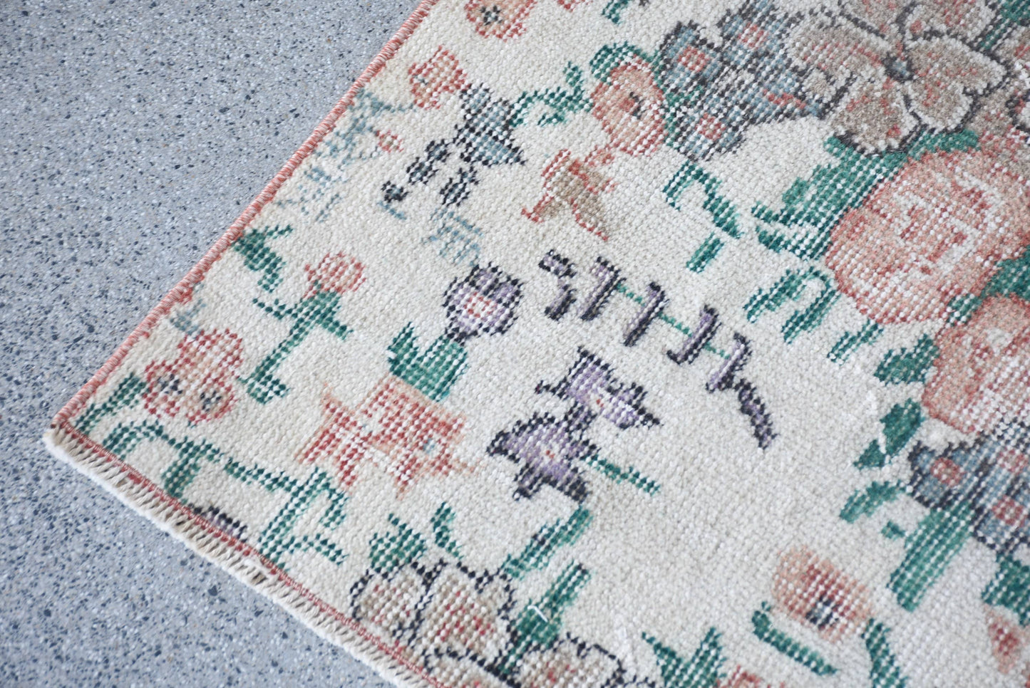 Classic Wool Rug with Geometric & Floral Patterns