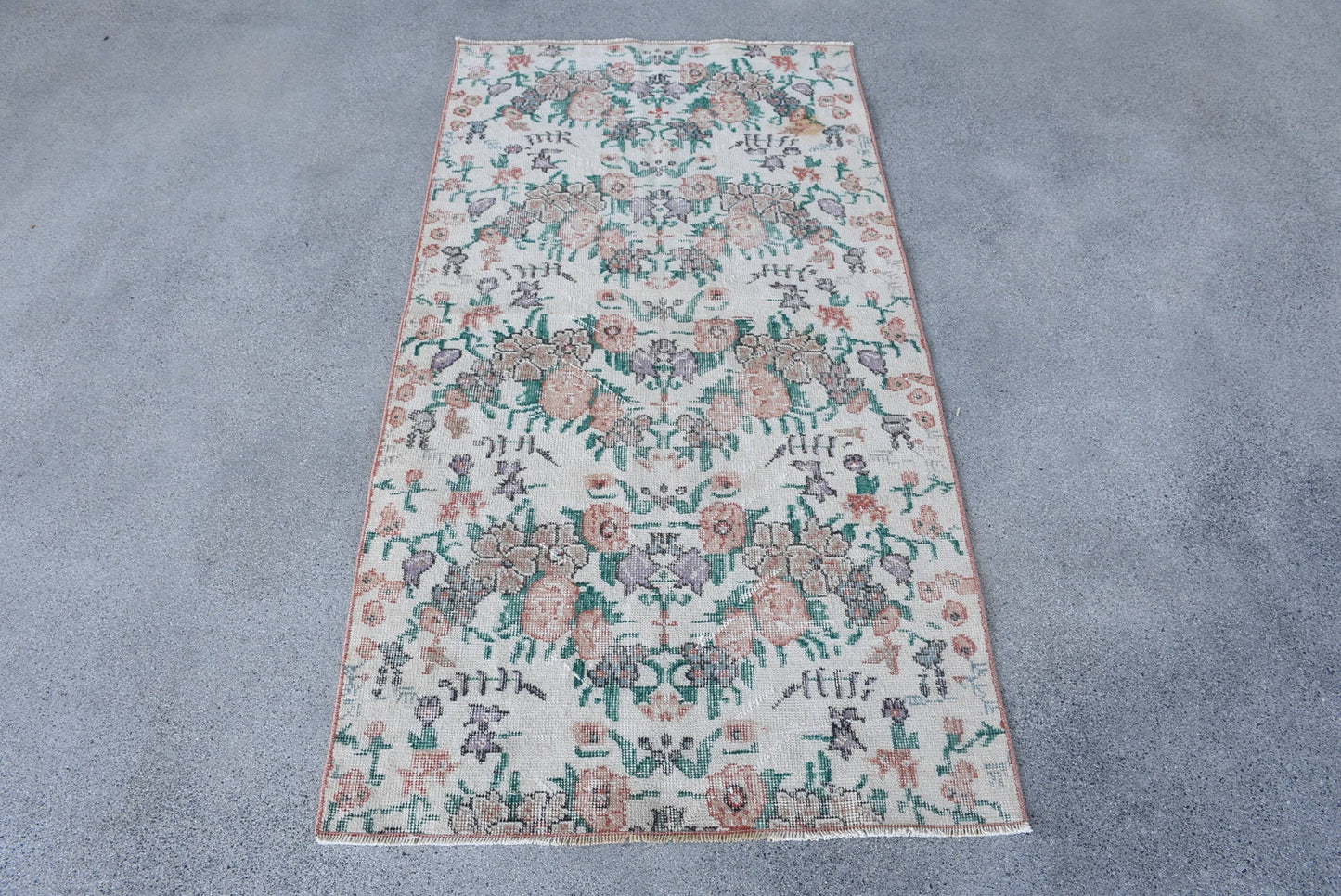 Classic Wool Rug with Geometric & Floral Patterns