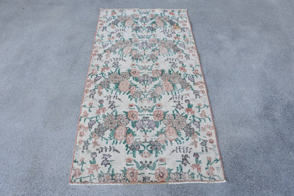 Classic Wool Rug with Geometric & Floral Patterns