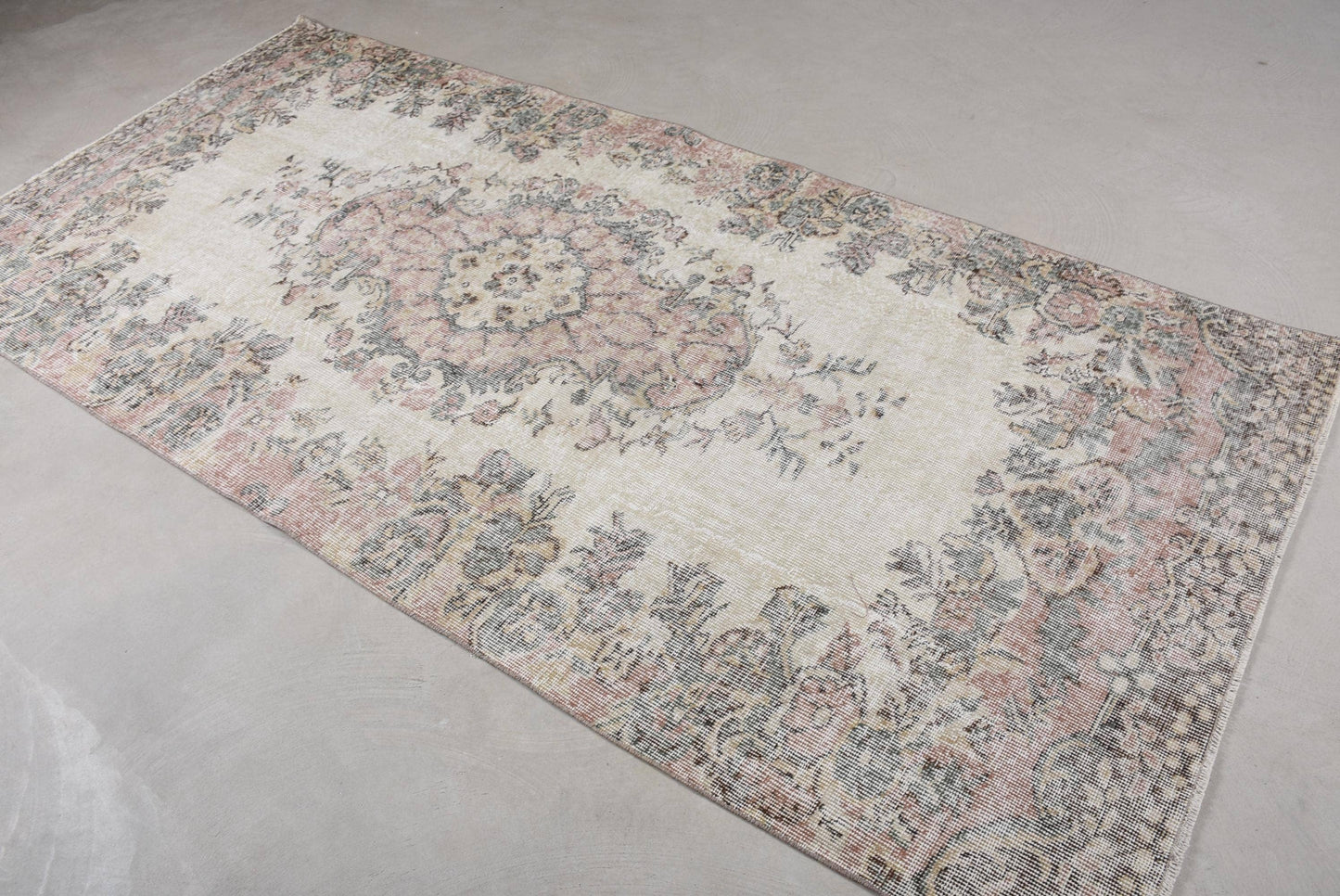 Vintage Wool Rug - Beige & Pink Traditional Design