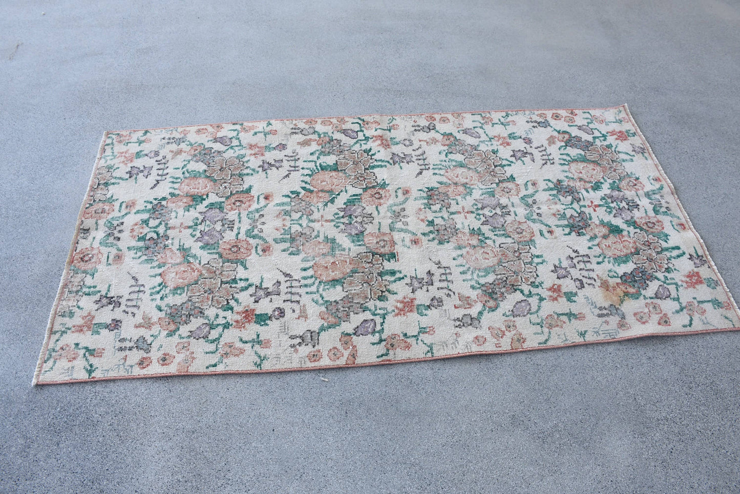 Classic Wool Rug with Geometric & Floral Patterns