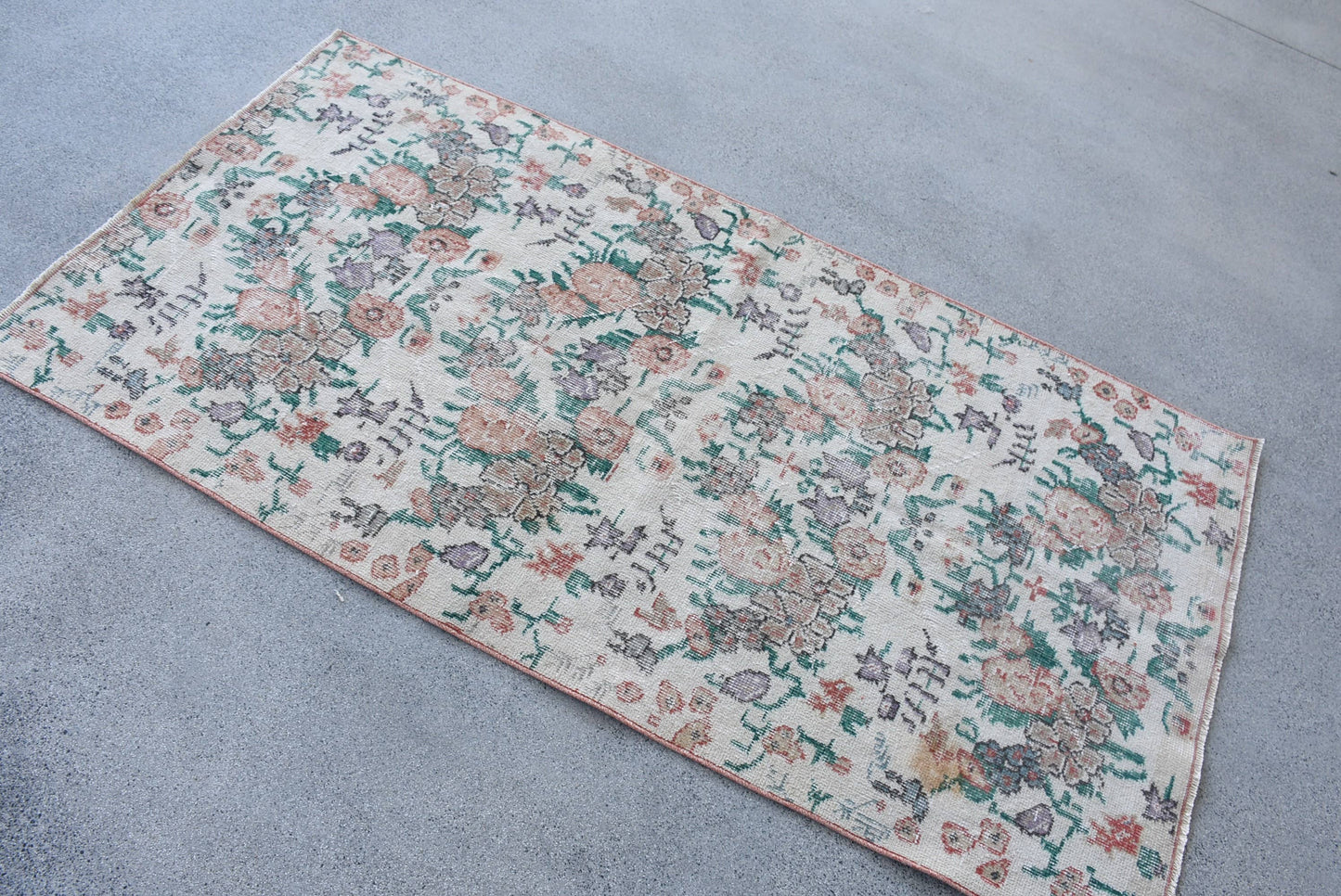 Classic Wool Rug with Geometric & Floral Patterns