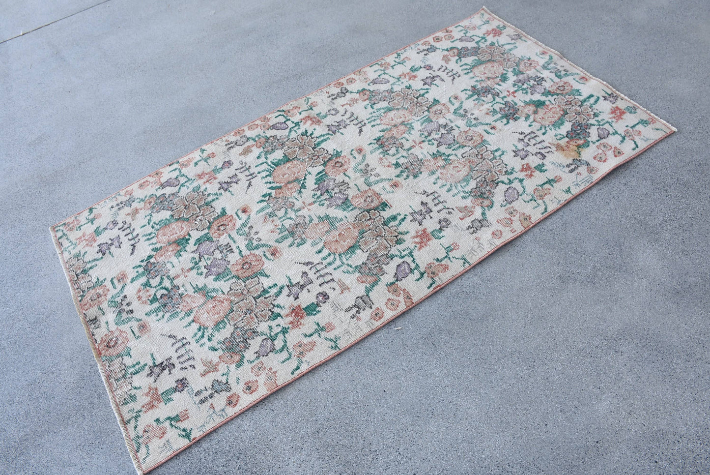 Classic Wool Rug with Geometric & Floral Patterns