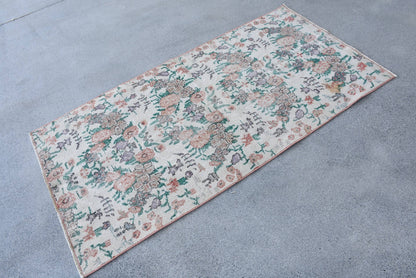 Classic Wool Rug with Geometric & Floral Patterns